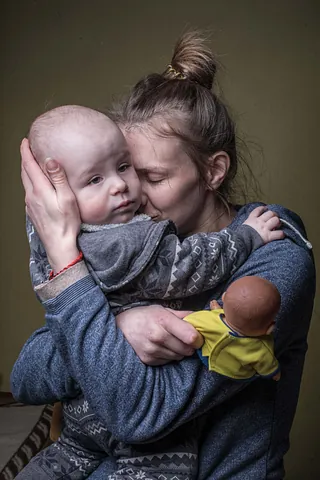 The story of Daryna and Vlad who fled the war in Ukraine. Portrait for the exhibition Voices of the future by Martin Thaulow. | Портрет для виставки "Голоси майбутнього" Мартіна Таулоy.